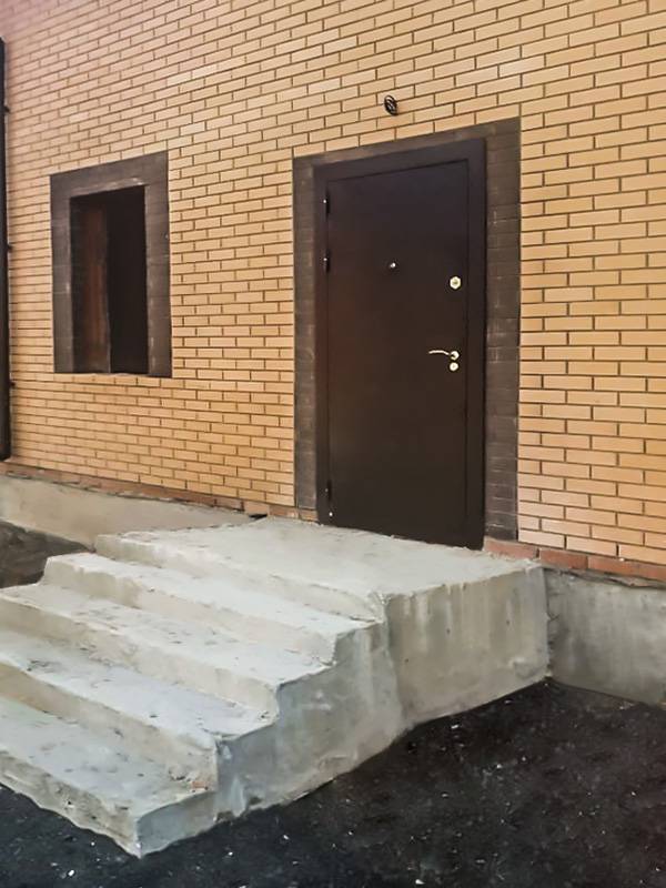 Дверь на входе в кирпичный дом Дверь на входе в кирпичный дом