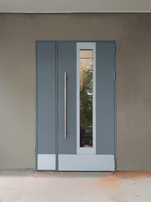 Дверь со стеклом, вид спереди (подъезд, ул. Архитектора Власова) Дверь со стеклом, вид спереди (подъезд, ул. Архитектора Власова)