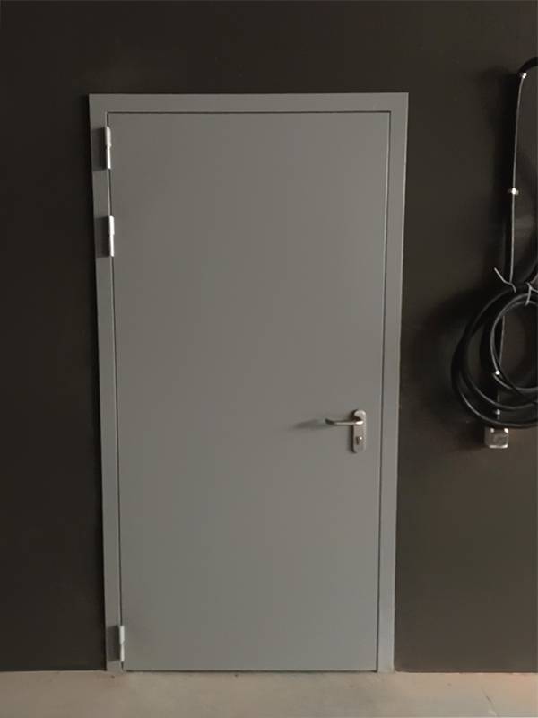 Одностворчатая дверь для пожарного депо