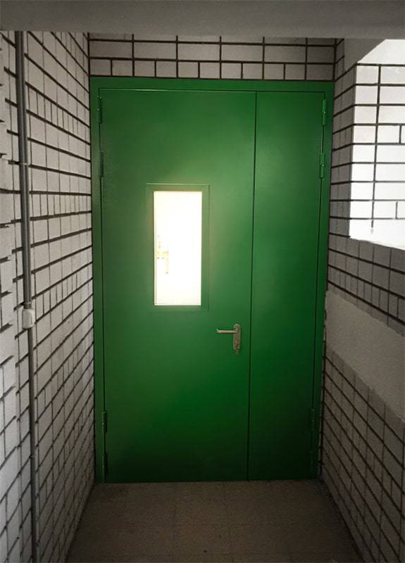 Полуторная зеленая дверь