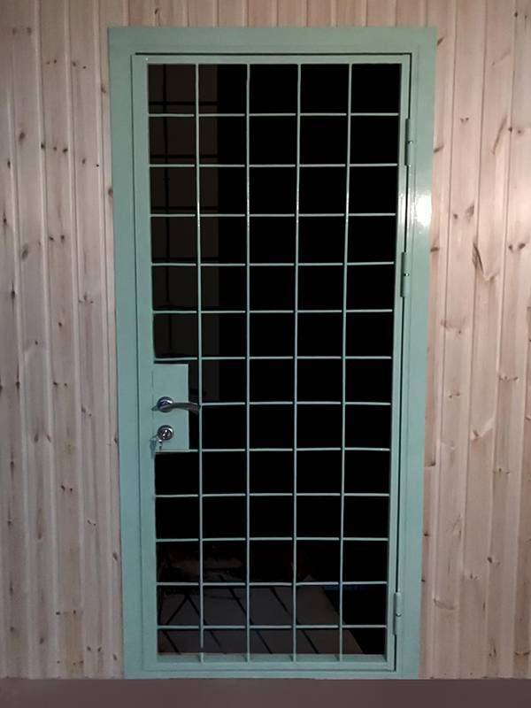 Решетчатая дверь в столовой общежития (г. Истра, ул. Центральная, 21) Решетчатая дверь в столовой общежития (г. Истра, ул. Центральная, 21)