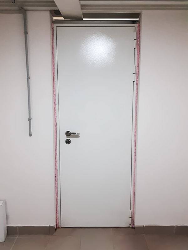 С белым порошковым покрытием снаружи С белым порошковым покрытием снаружи