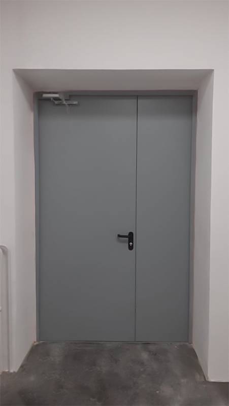Серая дверь с обратной стороны (коридор школы, р-н Марьина Роща)