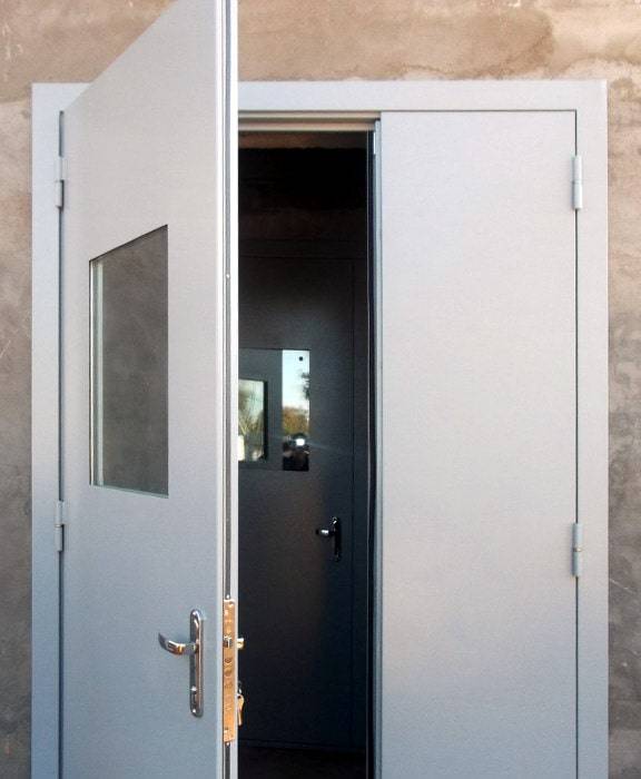 Серая техническая дверь