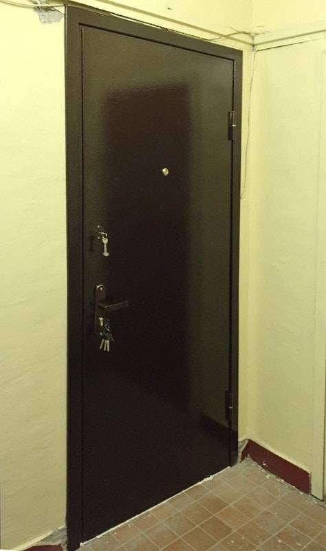 Техническая дверь черного цвета Техническая дверь черного цвета